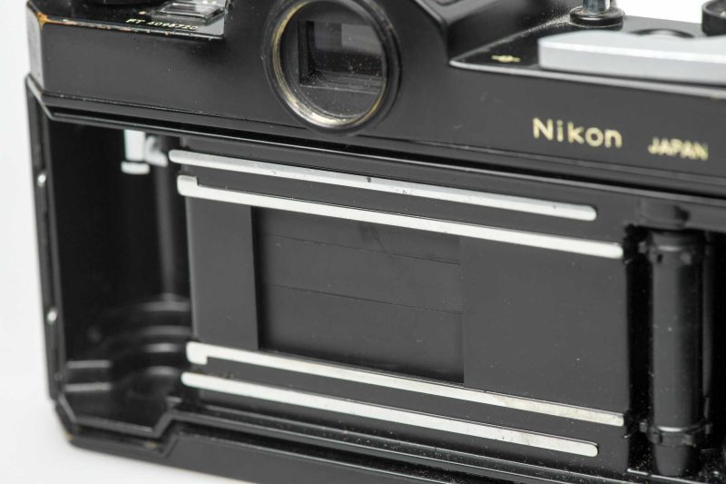 Nikon Nikkormat FT schwarz Rueckwand geoeffnet Nikon Nikkormat FT schwarz Rueckwand geoeffnet
