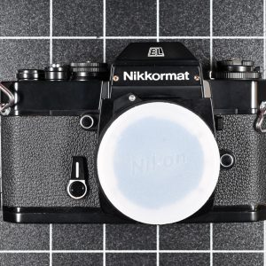 Nikon Nikkormat EL black analoge Spiegelreflexkamera Vorderansicht